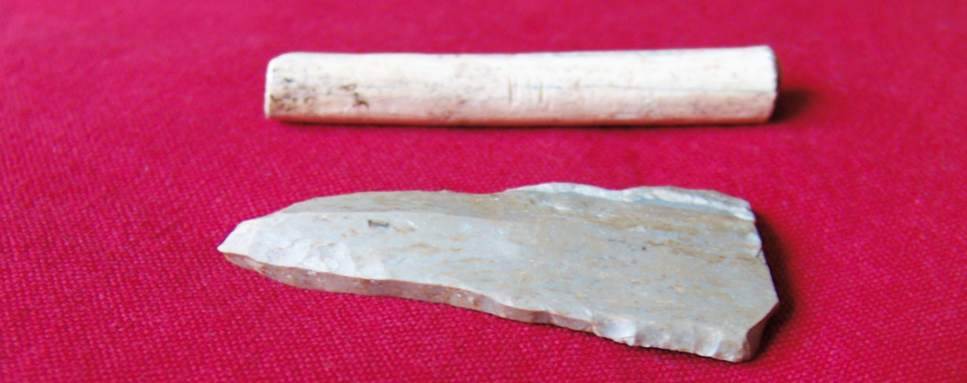 Steinzeit Schneidmesser aus Feuerstein zum Bearbeiten von Fleisch und Knochen